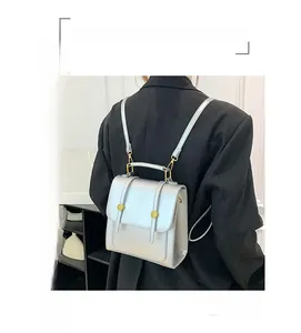 Sac à dos argenté métallisé avec bretelles réglables porté par un mannequin en costume