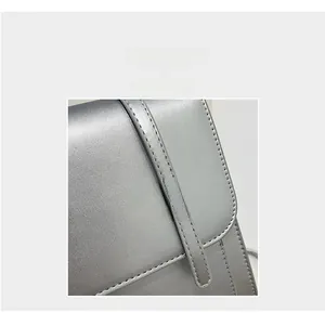 Détail du sac argenté avec boucle dorée FASHION et coutures de haute précision