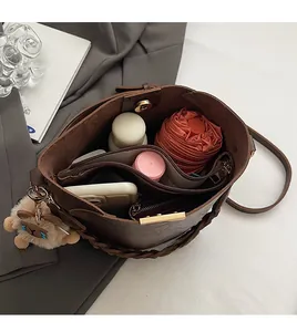 Draufsicht auf das Innere der braunen Eimertasche mit Platz für tägliche Utensilien