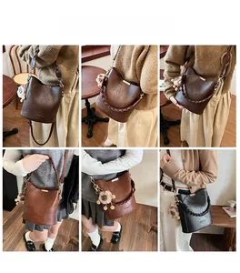 Detail der geflochtenen Griffe und Lederstruktur dieser modischen Beuteltasche in drei Farben