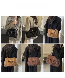 Borsa a spalla retrò in pelle opaca con grande capacità e vista laterale su modella