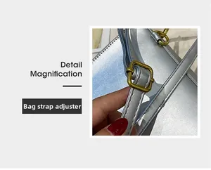 Gros plan du sac bandoulière argenté avec bandoulière réglable et boucle dorée