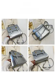 Vue détaillée du sac à dos argenté brillant montrant la poignée, les sangles et rivets