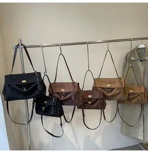 Dettagli di borse a tracolla in pelle scamosciata vintage in vari colori e chiusura oro