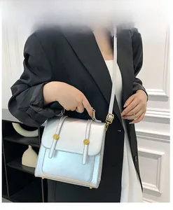 Détail du sac à main argenté métallisé avec boucles dorées et bandoulière réglable