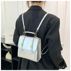 Sac à dos argenté métallisé compact montré de dos sur modèle avec doubles bandoulières