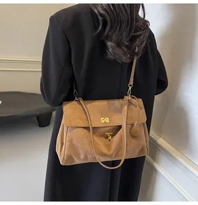 Borsa tote marrone in pelle scamosciata con chiusura a girello e cappotto nero