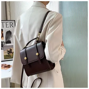 Vue latérale d'un mannequin portant un sac à dos vintage en cuir mat marron foncé