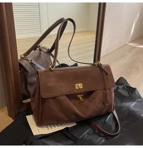 Dettaglio borsa tote vintage in pelle scamosciata marrone con chiusura a scatto dorata