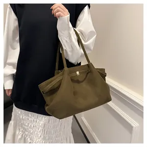 Dettaglio della grande borsa tote verde oliva con finitura opaca e fibbia in metallo