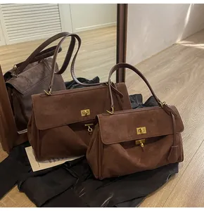 Dettagli di borse vintage in pelle scamosciata marrone con chiusure dorate in due misure