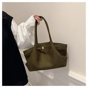 Dettaglio della borsa tote verde oliva opaca con finiture dorate e design morbido