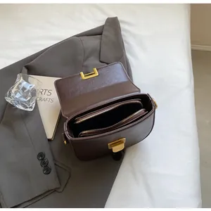 Dettaglio borsa a sella in pelle PU marrone scuro con scomparti e finiture dorate