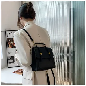Sac à dos minimaliste en cuir PU noir avec boutons dorés et rabat structuré élégant