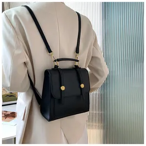Détail du sac à dos vintage en cuir PU noir avec boucles dorées et poignée haute