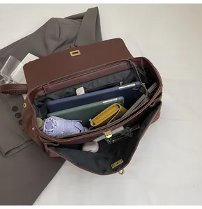 Borsa a tracolla marrone scuro capiente con dettagli dei compartimenti interni e fibbia
