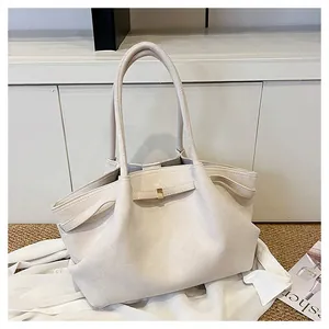 Dettaglio borsa shopper bianco sporco con fibbia in oro e trama in pelle opaca