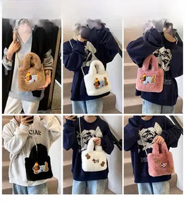 Plüsch-Umhängetaschen mit Cartoon-Patches und Perlenriemen, sechs Ansichten am Model
