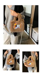 Detail der braunen Plüsch-Beuteltasche mit Cartoon-Hunde-Stickerei und Perlenketten-Gurt