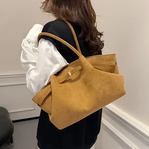 Grande borsa tote in pelle scamosciata color zenzero con cinturini decorativi e manici lunghi