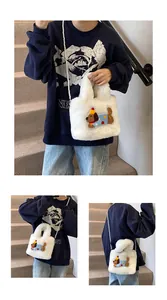 Detail der weißen Plüschtasche mit Cartoon-Hundestickerei und Perlen-Schultergurt