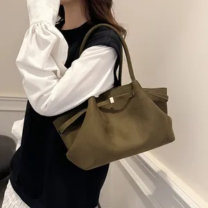 Borsa tote in camoscio opaco verde oliva con fibbia in metallo per il pendolare autunnale