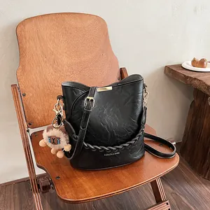 Damen Vintage PU Leder Eimertasche Geflochtener Griff Schulter Umhängetasche Mit Plüschanhänger Lässige Mode Pendler Handtasche
