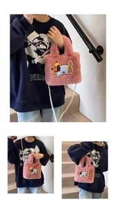 Detail der rosa Kunstfell-Beuteltasche mit Cartoon-Hund-Patch und weißer Perlenkette