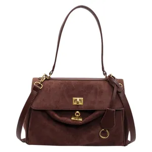 Borsa a spalla in pelle scamosciata marrone retrò con chiusura a scatto dorata elegante