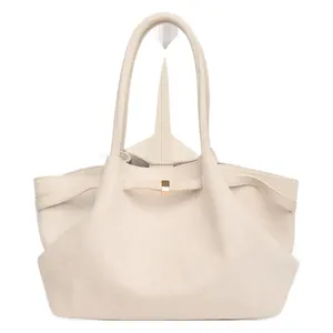 Borsa tote minimalista in pelle scamosciata beige con fibbia dorata e design ampio