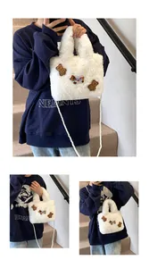 Detail der weißen Plüschtasche mit Cartoon-Aufnähern und eleganter Perlenkette-Riemen