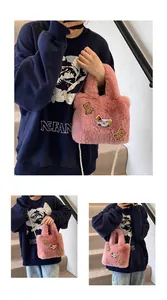 Detail der rosa Plüsch-Beuteltasche mit Bärenstickerei und eleganter Perlenkette