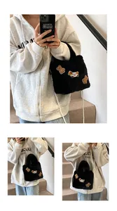 Detail der schwarzen Plüsch-Beuteltasche mit Bären-Patches und Perlenriemen