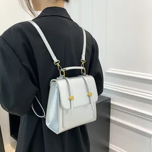 Mini sac à dos argenté pour femme avec boucles dorées et fines bretelles élégantes