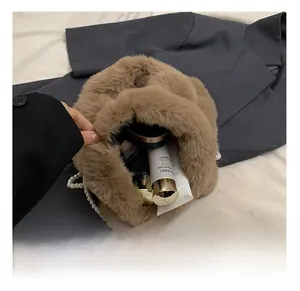 Detailansicht der Plüsch-Beuteltasche mit großem Innenraum und elegantem Perlenakzent