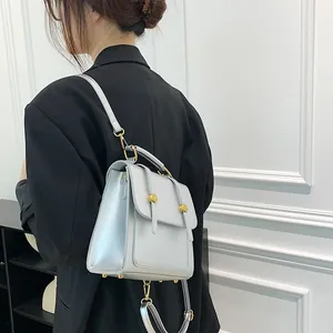 Sac à dos femme bleu clair en cuir PU métallisé avec boucles dorées et sangles