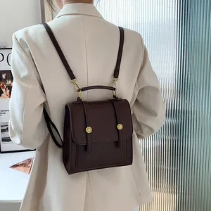 Sac à dos rétro en cuir marron foncé pour femme avec boucle dorée et rabat classique