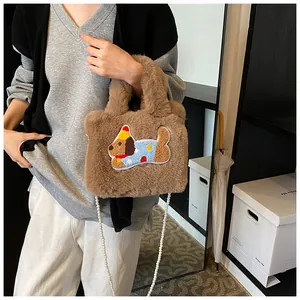 Details der braunen Plüschtasche mit Welpen-Stickerei und Kunstperlenkette für Damen