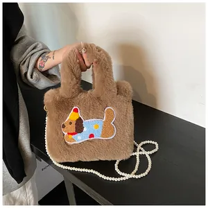 Detail der braunen Plüschtasche mit Cartoon-Hunde-Stickerei und Perlenketten-Gurt