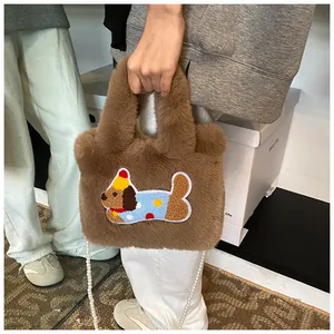 Detail der braunen Plüschtasche mit süßer Hunde-Stickerei und eleganter Perlenkette