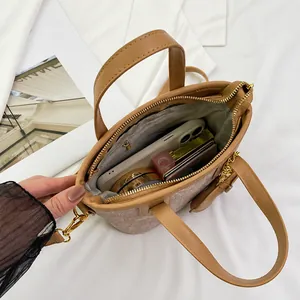 Innenansicht der khakifarbenen Beuteltasche mit Hauptfach und Reißverschluss-Innentasche