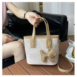 Detail der minimalistischen Beuteltasche mit Marmor-Textur und Leder-Hundeanhänger