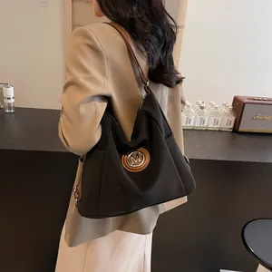 Vielseitiger schwarzer Nylon-Rucksack und Umhängetasche mit braunen Lederriemen und M-Logo