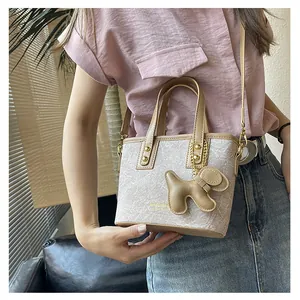 Beige Tragetasche mit khakifarbenem Besatz und niedlichem Lederanhänger in Hundeform