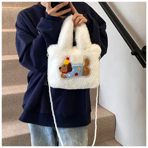 Detail der weißen Plüschtasche mit Cartoon-Hundepatches und Perlenketten-Riemen