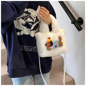 Detailansicht der weißen Plüschtasche mit Cartoon-Hundemotiv und Perlen-Schultergurt
