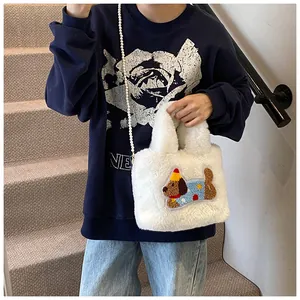Detail der weißen Plüsch-Beuteltasche mit Hunde-Stickerei und langer Perlenkette