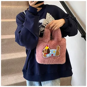 Detailaufnahme der rosa Plüschtasche mit süßem Cartoon-Hund-Aufnäher und weicher Textur