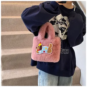 Detailansicht der rosa Plüsch-Beuteltasche mit Hunde-Patch und dekorativem Perlenriemen