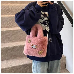 Details der rosa Plüsch-Beuteltasche mit Tier-Patches und weißer Perlen-Kette